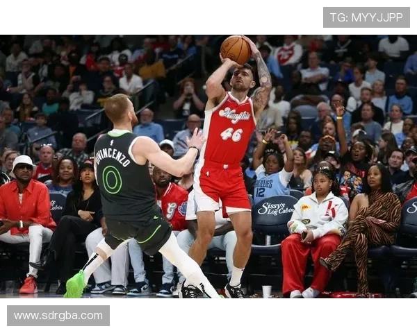 迪文岑佐表现出色9投5中三分球命中率高达57贡献15分3篮板8助攻助球队取胜